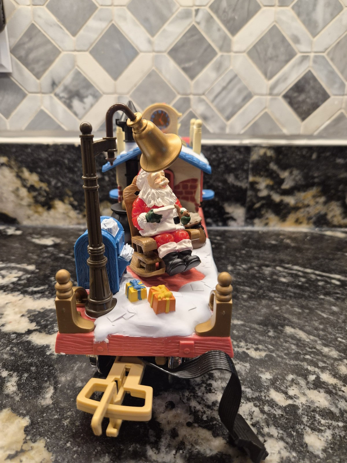 New Bright Holiday Express Santa’s Mailbox 380-1 Animated Christmas Train Tested – photo 5