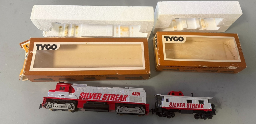 TYCO HO SCALE DIESEL ENGINE AND CABOOSE SILVER STREAK – photo 2