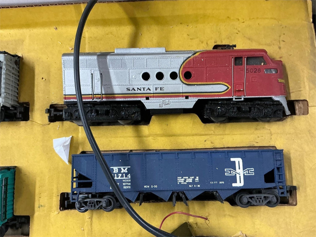 Vintage HO Scale Santa Fe #5028 Train Set Lot Cars Track Atlas Pier Set UNTESTED – photo 2