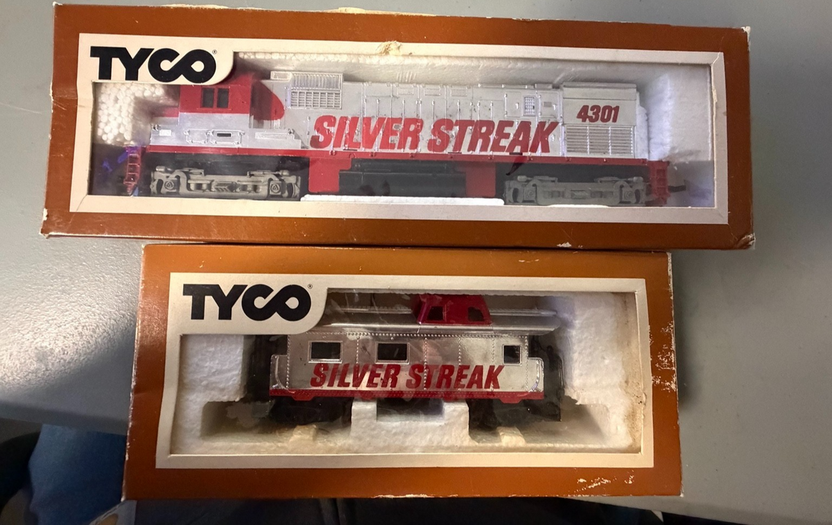TYCO HO SCALE DIESEL ENGINE AND CABOOSE SILVER STREAK