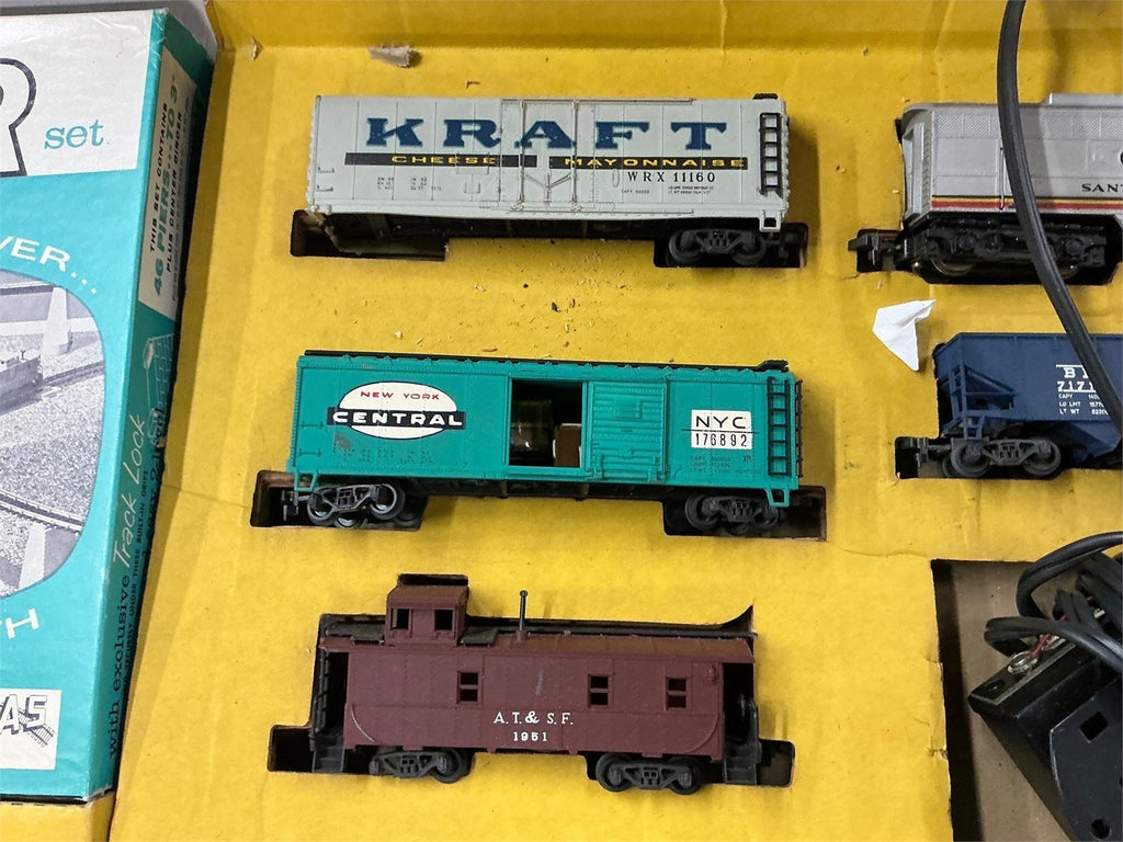 Vintage HO Scale Santa Fe #5028 Train Set Lot Cars Track Atlas Pier Set UNTESTED – photo 3