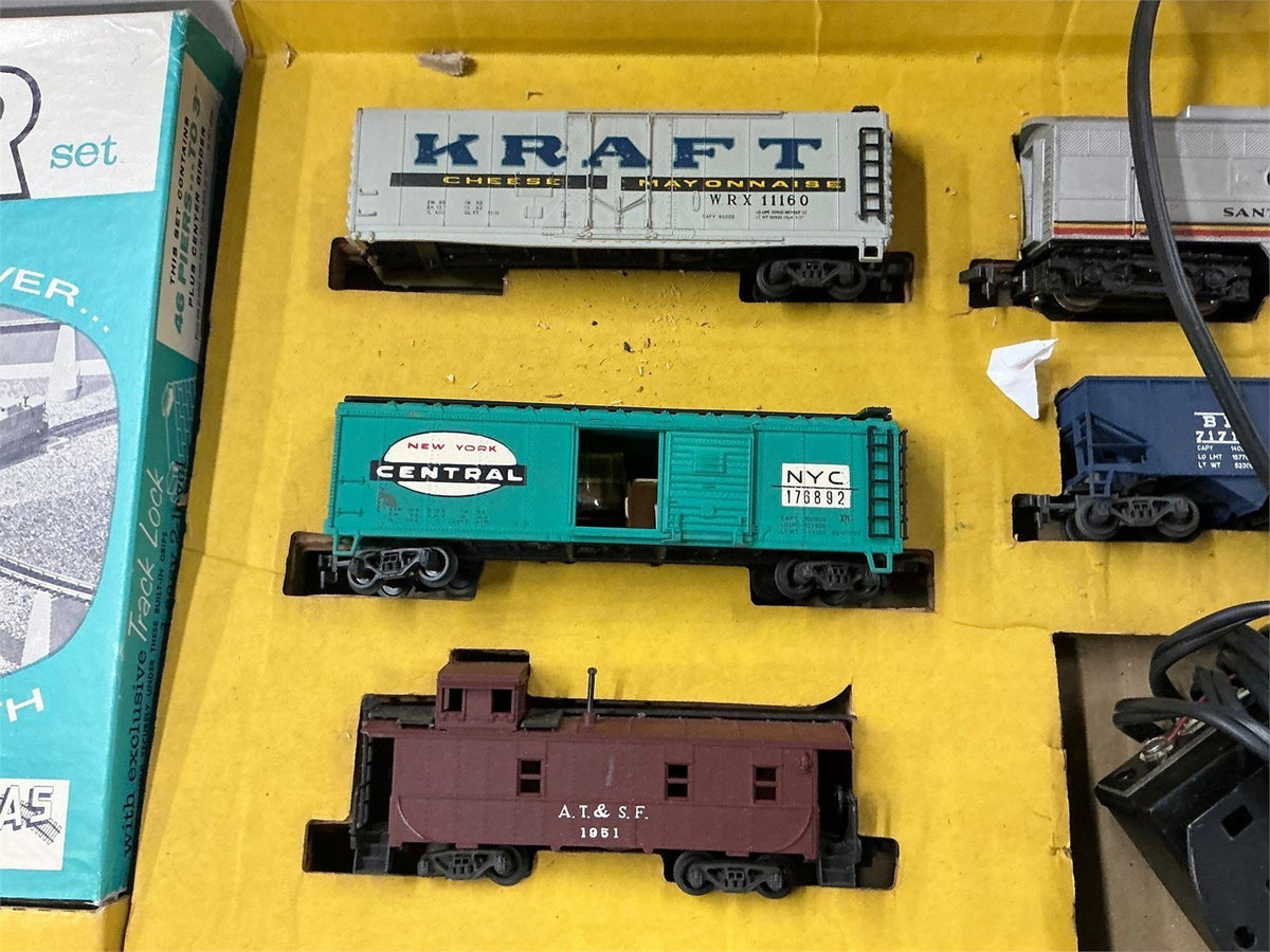 Vintage HO Scale Santa Fe #5028 Train Set Lot Cars Track Atlas Pier Set UNTESTED – photo 3