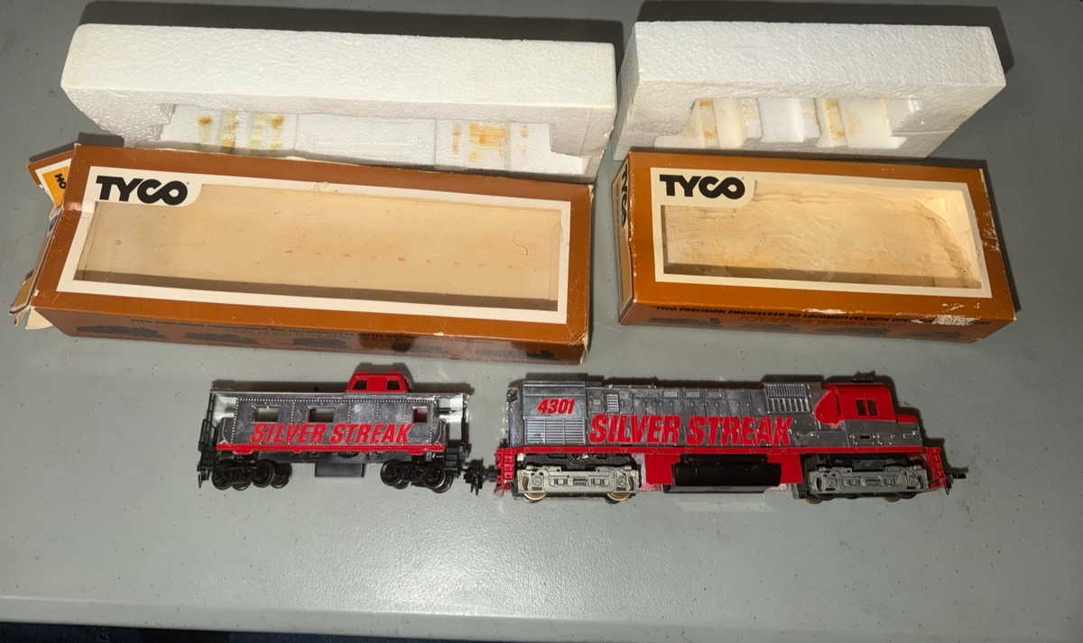 TYCO HO SCALE DIESEL ENGINE AND CABOOSE SILVER STREAK – photo 4