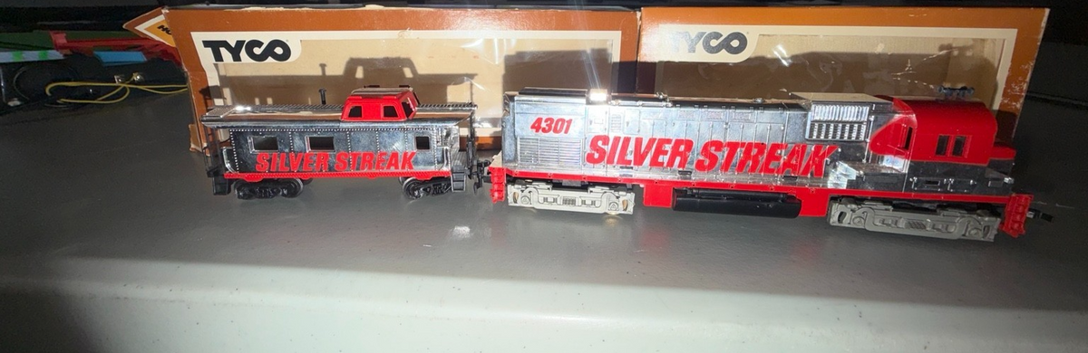 TYCO HO SCALE DIESEL ENGINE AND CABOOSE SILVER STREAK – photo 5