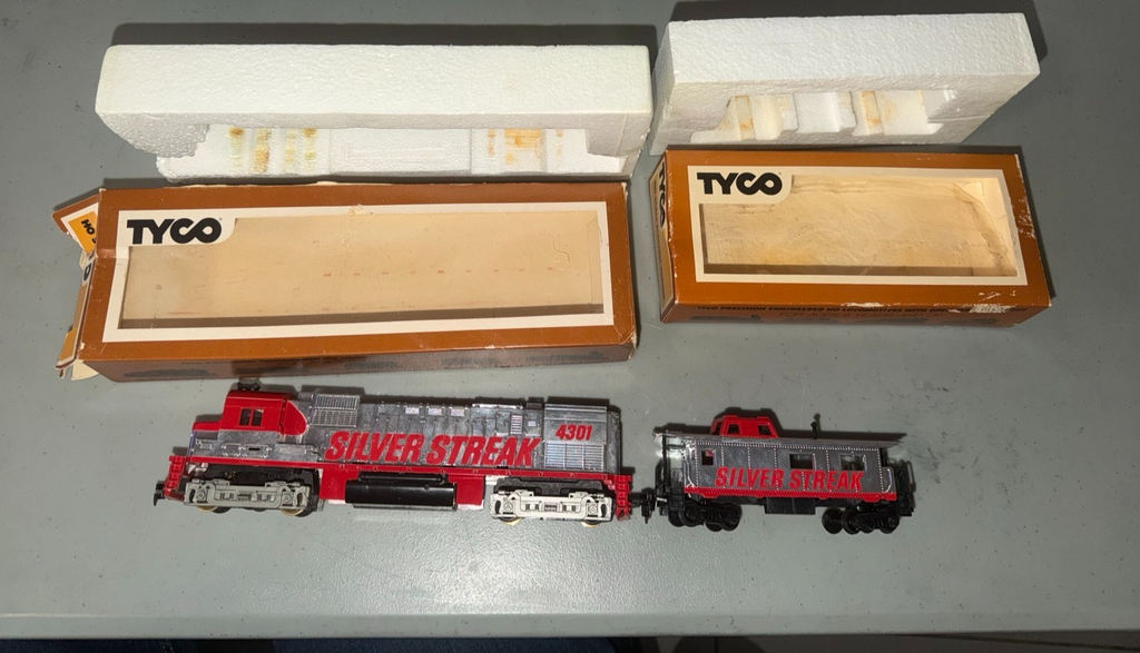 TYCO HO SCALE DIESEL ENGINE AND CABOOSE SILVER STREAK – photo 3