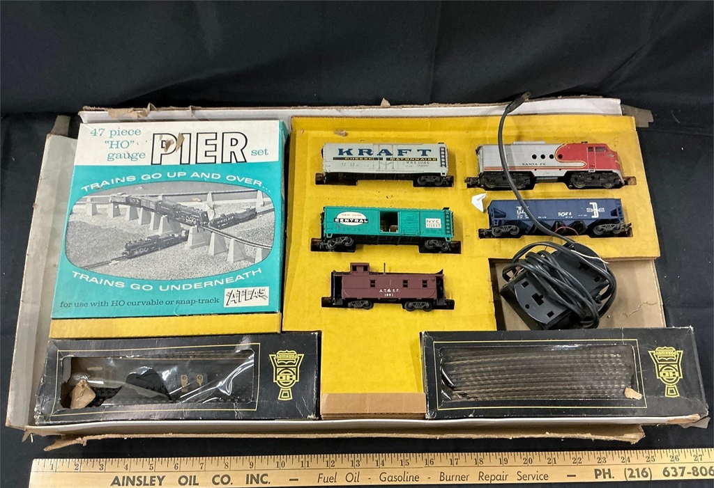 Vintage HO Scale Santa Fe #5028 Train Set Lot Cars Track Atlas Pier Set UNTESTED